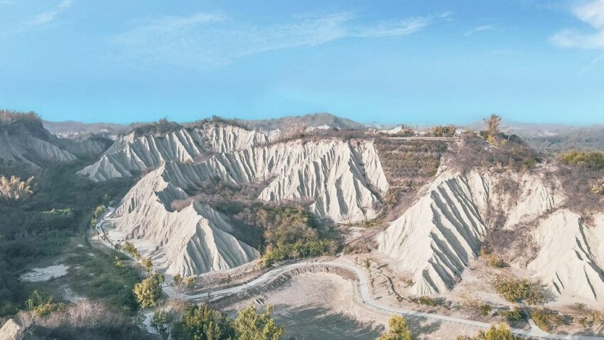 【田寮月世界】漫步天空步道&一覽月球般惡地景色《門票＆交通＆美食＆附近景點》