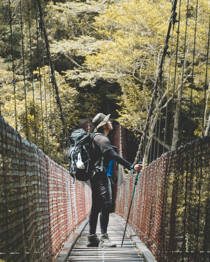 位於瀑布上層的山風二號吊橋是瓦拉米步道前段、中段的分界點,橋墩上寫著大大的「山風橋」三個字,這座橋也是瓦拉米步道中保留最好的舊鐵線鋼索吊橋,山風二號比起剛剛的山風一號,規模、高度、長度都比較小巧,長度僅25公尺,古樸的橋充滿懷舊的氛圍,古色古香的橋身讓人有種穿越到不同世界的感覺。 瓦拉米步道