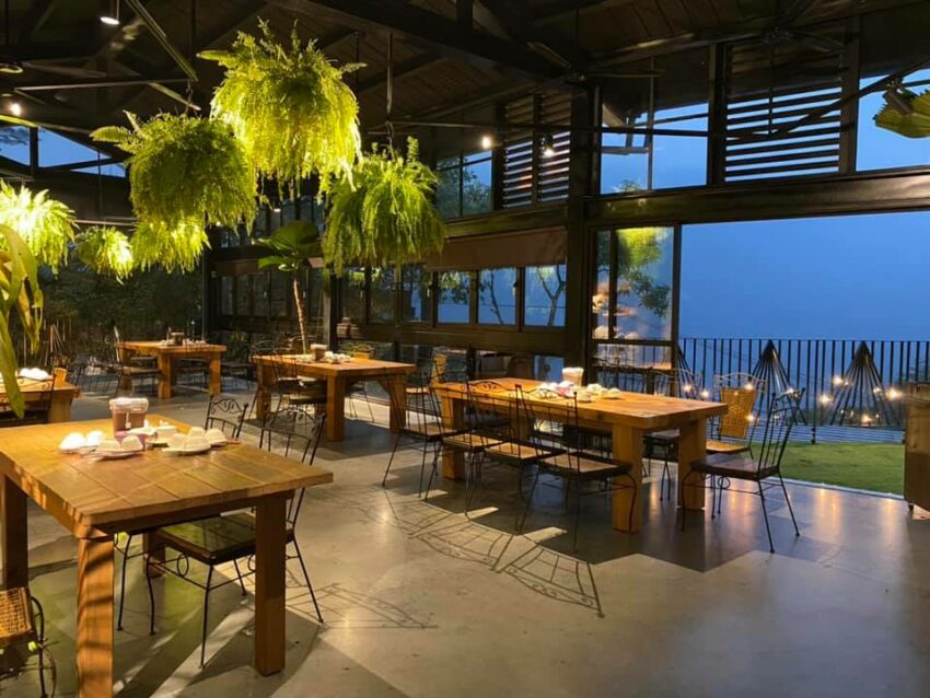 涼山遊憩區｜居高餐廳海拔500公尺的景觀，不僅可以遠眺屏東綿延的山巒美景和高雄85大樓，傍晚前來還能欣賞美麗的夕陽餘暉，晚上還有點點燈火形成的夜景。