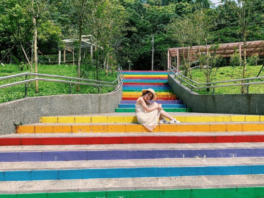 涼山遊憩區位於屏東的山林之間，來到這裡，你可以盡情享受悠靜的山林之美，欣賞水量豐沛的涼山瀑布，並和可愛有趣的裝置藝術一起合影。