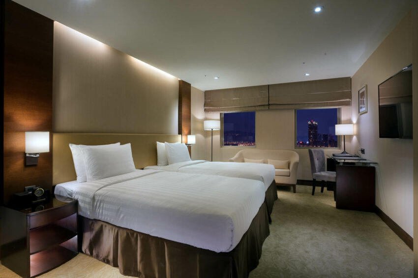 防疫旅館推薦｜長達14+1天的居家防疫/居家隔離，如果空間太小，加上隔離的緊張感，很容易為心理帶來不小的壓力，這時候選擇大一點的空間入住，將有助於平穩情緒，既然只能關在房裡，房間自然是越大越好啦。