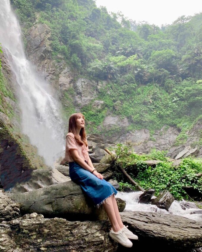 涼山遊憩區｜屏東瑪家鄉的涼山瀑布，共分為三層，第一層的水量較小，流瀉而下的河水，在底下集結成小水潭，潭水清涼透徹，潭底魚蝦集結成群，是遊客夏季消暑玩水的好去處。