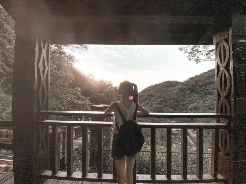 涼山遊憩區｜步道緊貼著溪流建蓋，且全程都有高大的樹木遮蔭，儘管是悶熱的夏季，走在涼山瀑布步道上，仍然可以感受到沁涼的空氣在身邊流動，相當消暑。