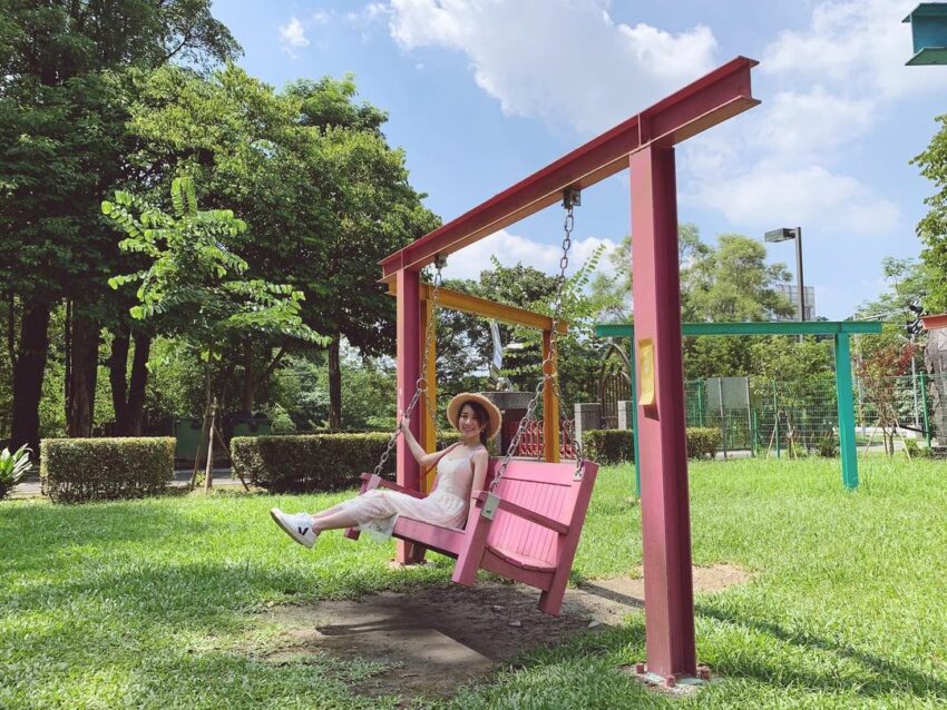 涼山遊憩區｜露營區的景色廣闊，在營帳旁便能欣賞到涼山翠綠的山巒，及潺潺的溪水流過，如果在5-7月之間到訪，還能看到成群結隊的蝴蝶在營區附近飛舞。