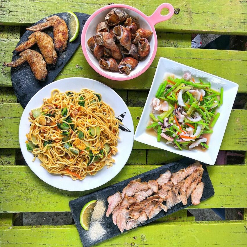 粉鳥林的一把小雨傘是一間距離粉鳥林漁港5分鐘車程的小店,主打新鮮的海鮮現點現烤 粉鳥林的一把小雨傘