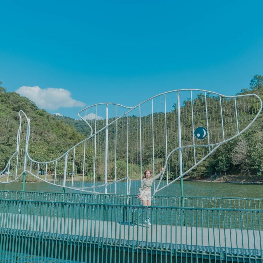 景觀平台步道位於龍潭湖中央,周圍被藍天白雲、碧綠山景和蔚藍湖景360度環繞,彷彿來到了日月潭,站在步道上可以從橋上不同的角度欣賞龍潭湖之美 龍潭湖風景區