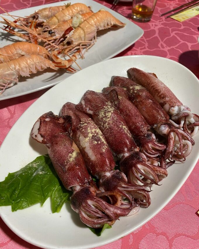 蘇澳美食光輝海鮮料理,店裡沒有固定的菜單,全靠老闆每天採買最新鮮的漁貨,供客人挑選點餐 蘇澳美食光輝海鮮料理,店裡沒有固定的菜單,全靠老闆每天採買最新鮮的漁貨,供客人挑選點餐