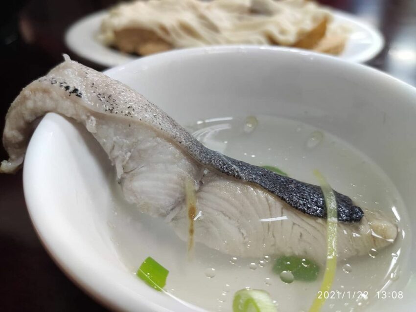 蘇澳美食阿芬鮮魚湯除了魚湯,也提供主食的飯、麵、粥,也有各式海鮮冷盤和簡單的小炒,全都兩百元有找,且份量相當豪邁。 蘇澳美食阿芬鮮魚湯除了魚湯,也提供主食的飯、麵、粥,也有各式海鮮冷盤和簡單的小炒,全都兩百元有找,且份量相當豪邁。