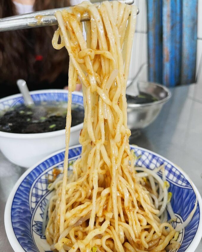 說到蘇澳市區美食,肯定會有這家蘇澳冷泉手捍麵,這裡的麵條是店家自製的,口感軟硬適中,且Q彈有嚼勁。拌上店家自製的肉醬與大豆芽,味道鹹香入味又有著豆芽的爽口 說到蘇澳市區美食,肯定會有這家蘇澳冷泉手捍麵,這裡的麵條是店家自製的,口感軟硬適中,且Q彈有嚼勁。拌上店家自製的肉醬與大豆芽,味道鹹香入味又有著豆芽的爽口