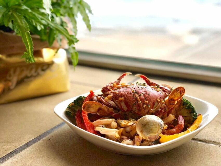 阿拉寶灣，藍食謐境採用在地捕撈的海鮮，製作成一道道美味可口的異國料理。「蟹蟹濃」是主廚特製的限量招牌菜