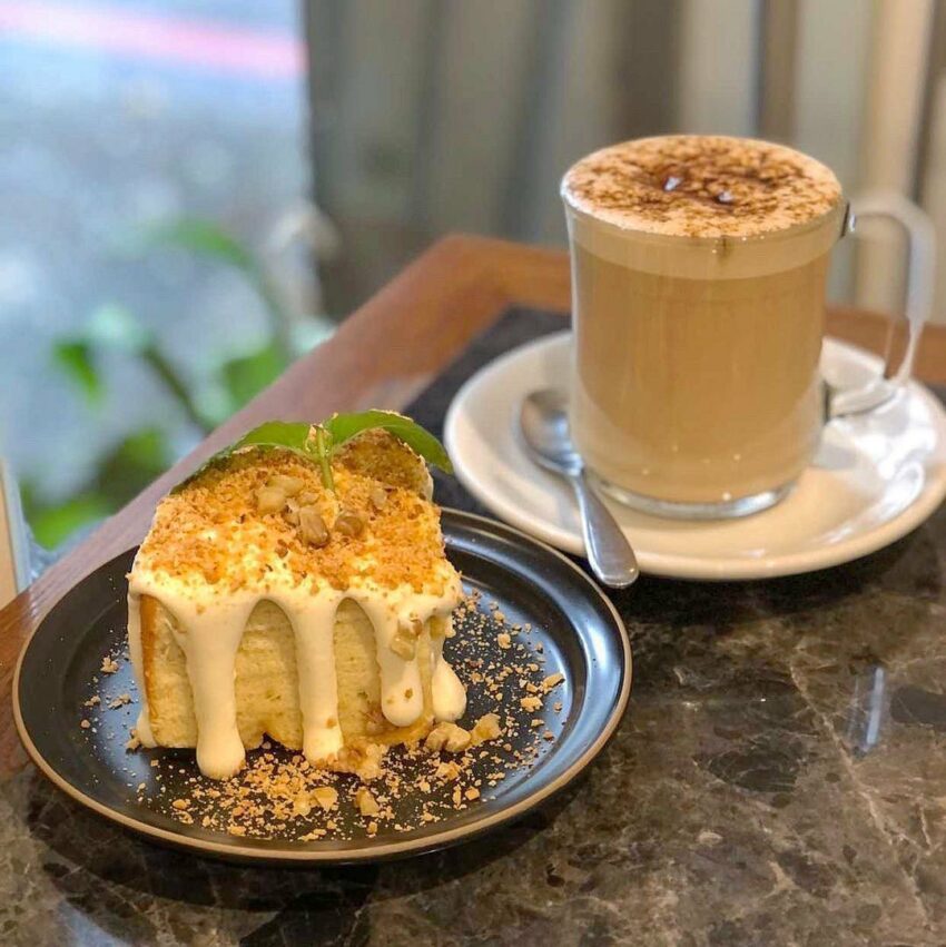 羅東美食，店裡提供義式和手沖咖啡，看老闆沖咖啡的架式相當專業啊！再搭配老闆娘每日手作的甜點，完美的午後時光就來小揭商行渡過吧。