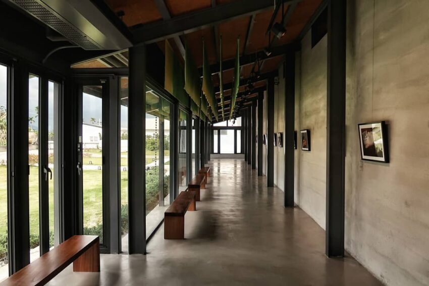 池上景點,池上穀倉藝術館是由60年的老穀倉改建而成,保留了穀倉的木頭結構,裸露的屋樑可看到老穀倉的影子,大片的玻璃窗,讓室外的稻田景色輕易的進入到藝術館中 池上景點,池上穀倉藝術館是由60年的老穀倉改建而成,保留了穀倉的木頭結構,裸露的屋樑可看到老穀倉的影子,大片的玻璃窗,讓室外的稻田景色輕易的進入到藝術館中