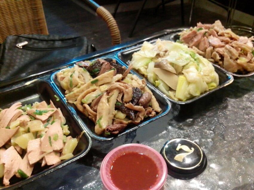 羅東美食｜羅東夜市美食，王老吉滷味的每樣食材都經過精心處理，滷得入味且不死鹹，搭配店家的秘密武器-酸菜和辣椒醬，絕對令你一口接著一口停不下來。