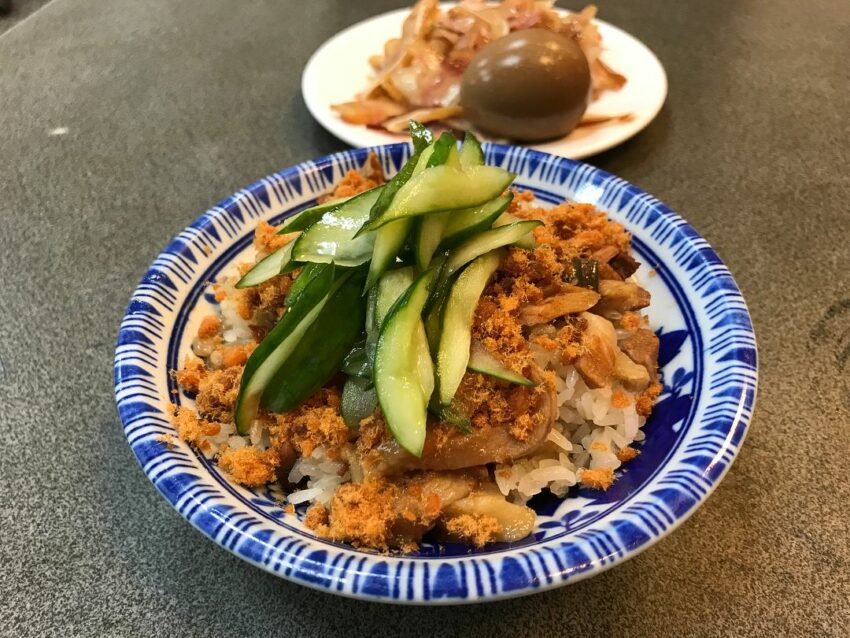 羅東美食｜羅東夜市美食，蒸得粒粒分明Q彈有嚼勁的糯米，淋上滷得入口即化的肉燥，再鋪上滿滿的魚鬆，最後放上幾片爽口的醃小黃瓜，完美的米糕就誕生了。