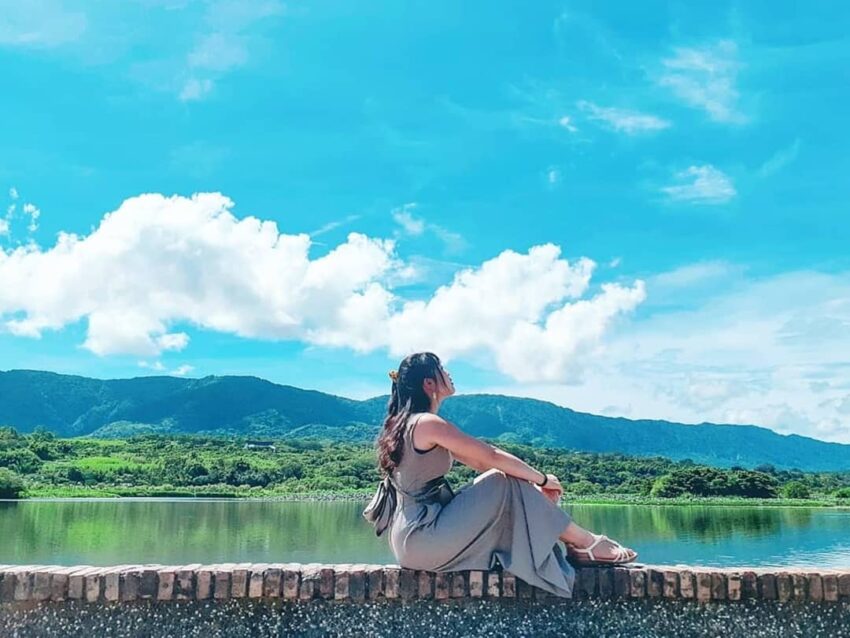 池上景點,大坡池的美麗讓它曾入選為「台東十景」之一,池水水面如鏡般反射著台東乾淨的天空,四週環繞著大片的綠地 池上景點,大坡池的美麗讓它曾入選為「台東十景」之一,池水水面如鏡般反射著台東乾淨的天空,四週環繞著大片的綠地