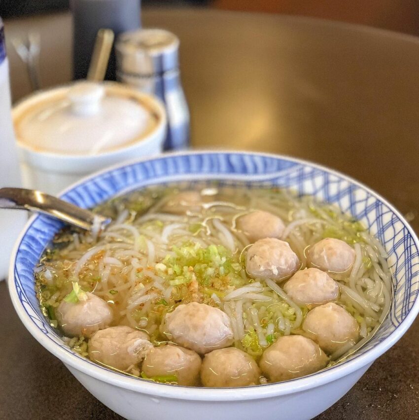 羅東美食，魚丸熬成的鮮美高湯、彈牙的粗米粉、新鮮旗魚製作的手工魚丸、一點油蔥、一把芹菜末，成就了這一碗看似簡單，卻飄香90年的經典魚丸米粉湯。