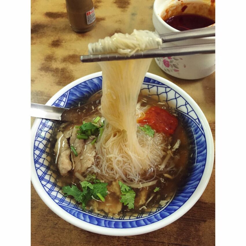 羅東美食，肉焿慶的焿湯偏清淡，沒有太濃厚的勾芡，加上一點黑醋提味，清爽的湯頭吃起來較無負擔。