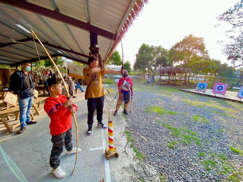 阿里山逐鹿部落梅花鹿園一日遊、門票優惠，到鄒族藝術村體驗餵小鹿、竹木射箭、享用風味美食