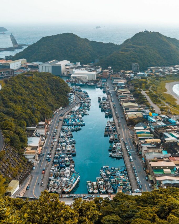【宜蘭蘇澳景點推薦】南方澳景點一日遊|17個必去山海秘境、必吃美食、觀光工廠、親子景點、山丘和大海一網打盡,站在觀景台上吹著徐徐微風,望著眼前的秀麗景色,耳邊聽著陣陣浪聲,最棒的享受莫過於此了。 【宜蘭蘇澳景點推薦】南方澳景點一日遊|17個必去山海秘境、必吃美食、觀光工廠、親子景點