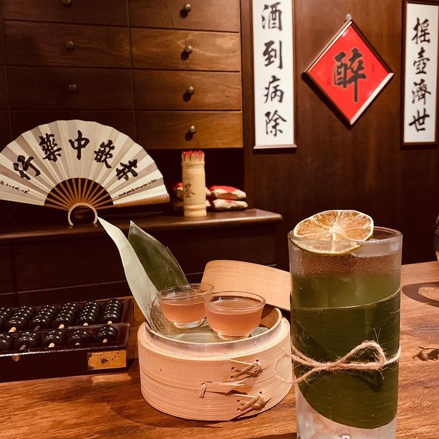 台南酒吧推薦》精選7間隱身巷弄內的台南特色酒吧，尋找府城微醺時光！