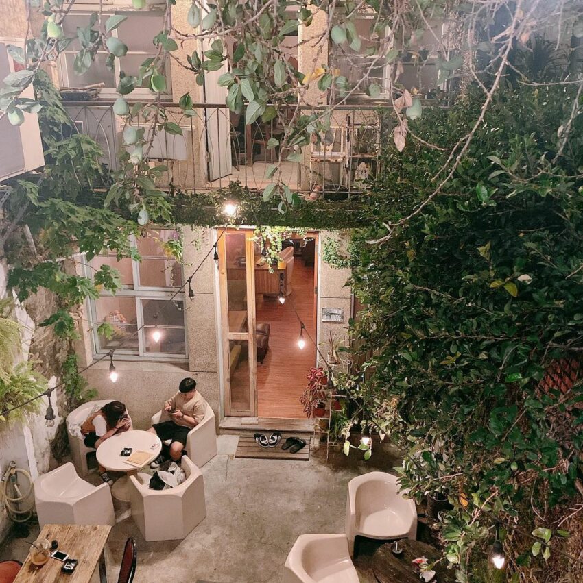 台南酒吧推薦》精選7間隱身巷弄內的台南特色酒吧，尋找府城微醺時光！