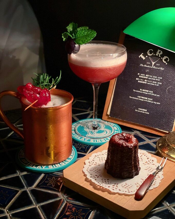 台南酒吧推薦》精選7間隱身巷弄內的台南特色酒吧，尋找府城微醺時光！