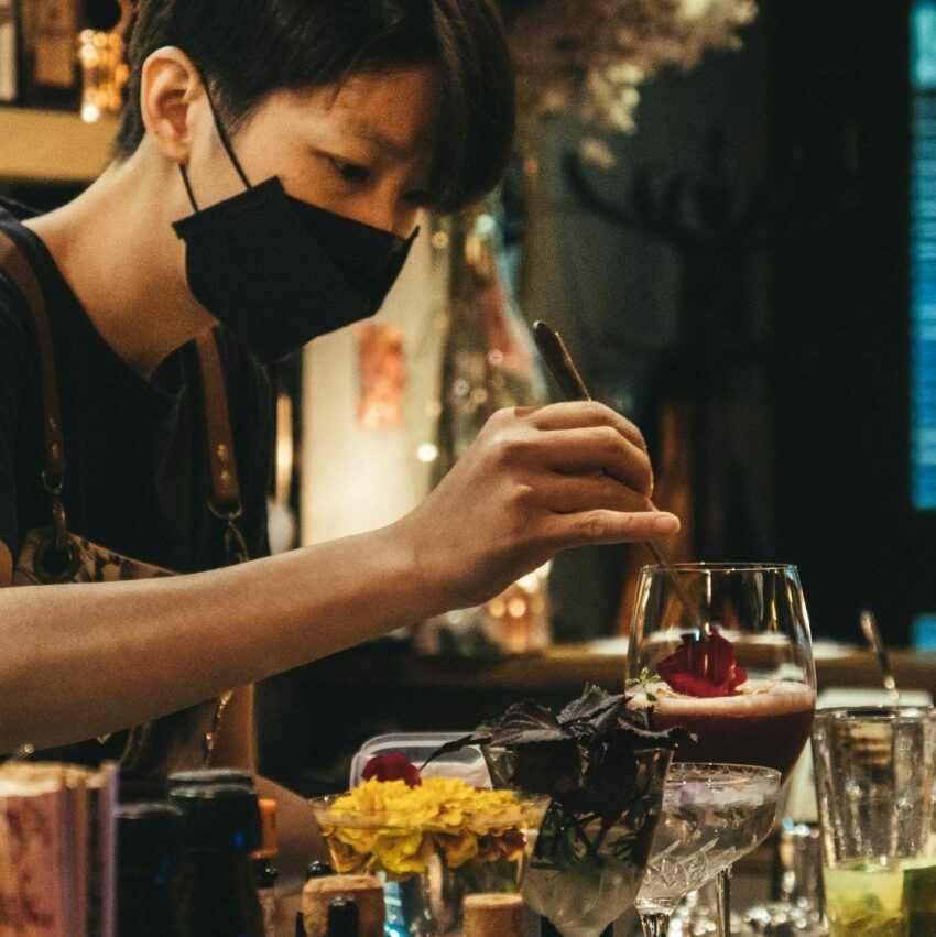 台南酒吧推薦》精選7間隱身巷弄內的台南特色酒吧，尋找府城微醺時光！