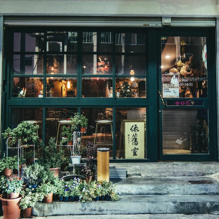 台南酒吧推薦》精選7間隱身巷弄內的台南特色酒吧，尋找府城微醺時光！