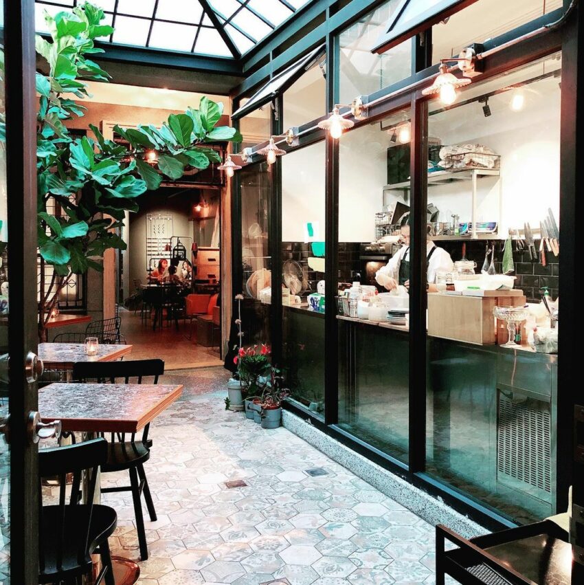 台南酒吧推薦》精選7間隱身巷弄內的台南特色酒吧，尋找府城微醺時光！