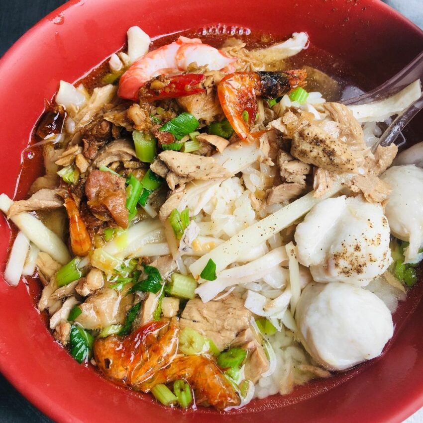  東港美食｜東港飯湯│黑食堂，粒粒分明的米飯吸飽了湯汁，吃起來鹹香且帶著海鮮的鮮甜，喜歡Q彈口感的人，也可以把飯換成米苔目