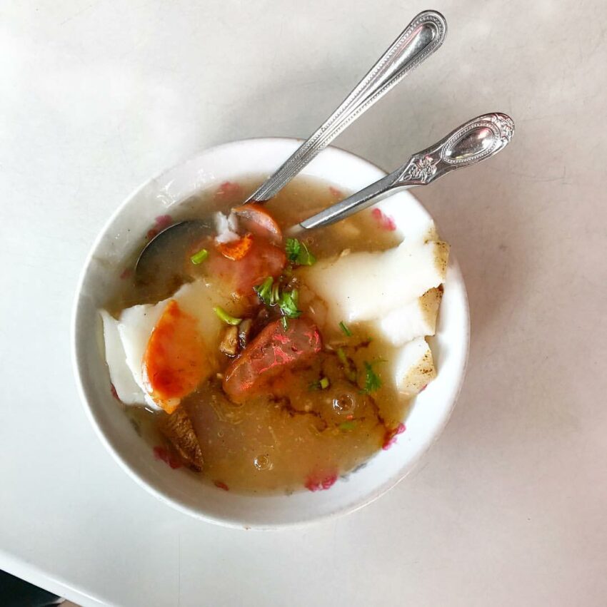  東港美食｜東港肉粿、肉丸│葉家肉粿，葉家肉粿使用虱目魚骨高湯製成醬汁，風味淡雅帶點微甜