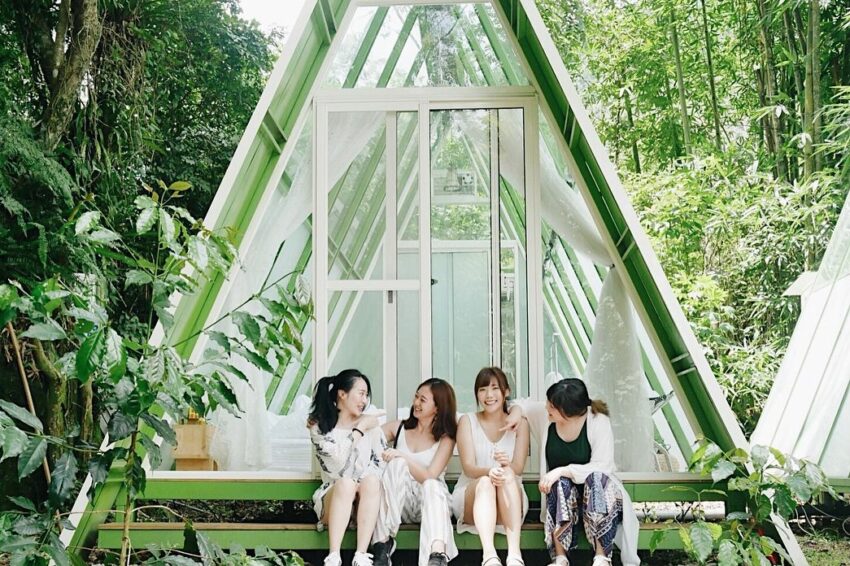 網美指定【全台TOP10玻璃屋民宿】必住推薦清單，隔著玻璃窗觀賞夜間星空