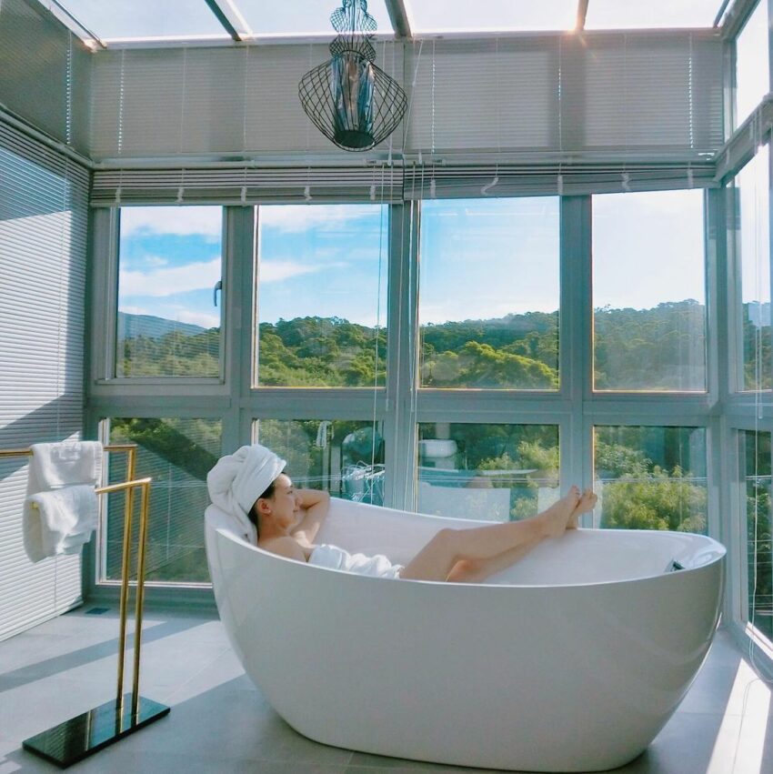 網美指定【全台TOP10玻璃屋民宿】必住推薦清單，隔著玻璃窗觀賞夜間星空