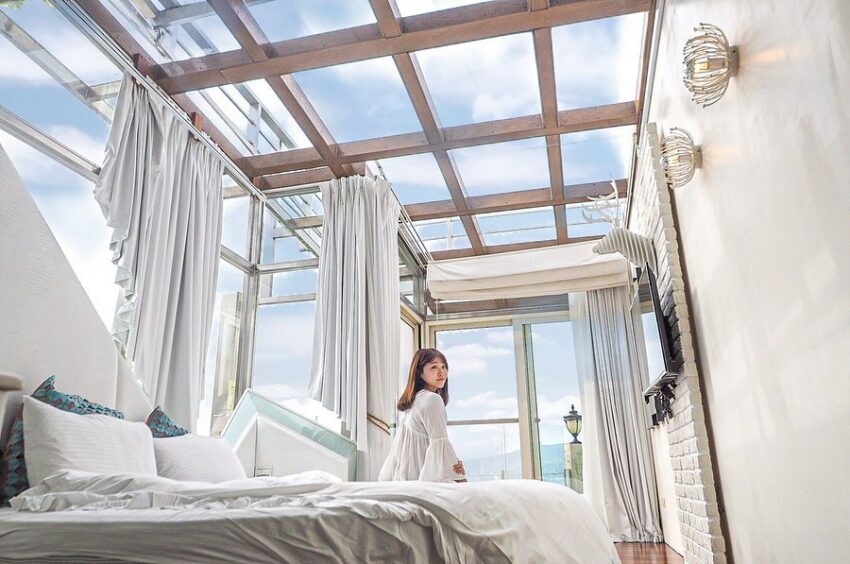 網美指定【全台TOP10玻璃屋民宿】必住推薦清單，隔著玻璃窗觀賞夜間星空