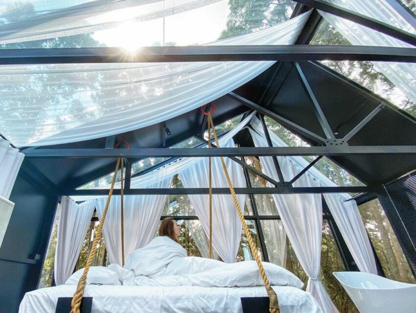 網美指定【全台TOP10玻璃屋民宿】必住推薦清單，隔著玻璃窗觀賞夜間星空