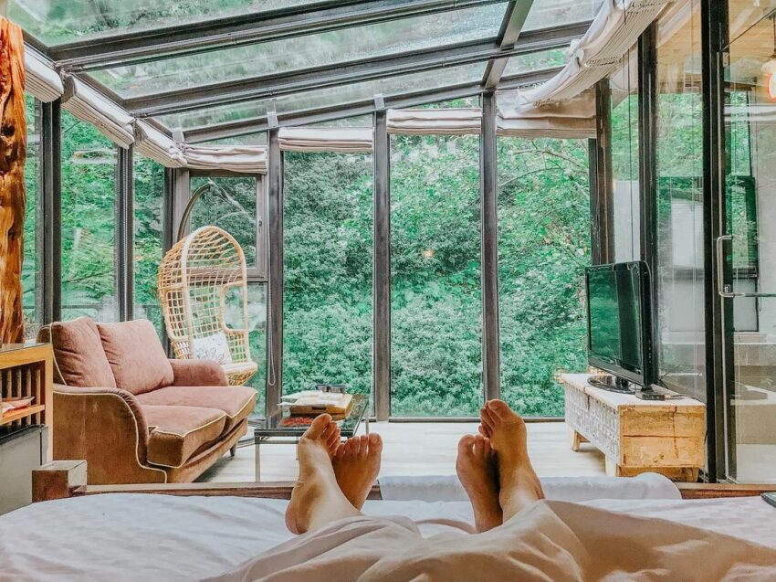 網美指定【全台TOP10玻璃屋民宿】必住推薦清單，隔著玻璃窗觀賞夜間星空