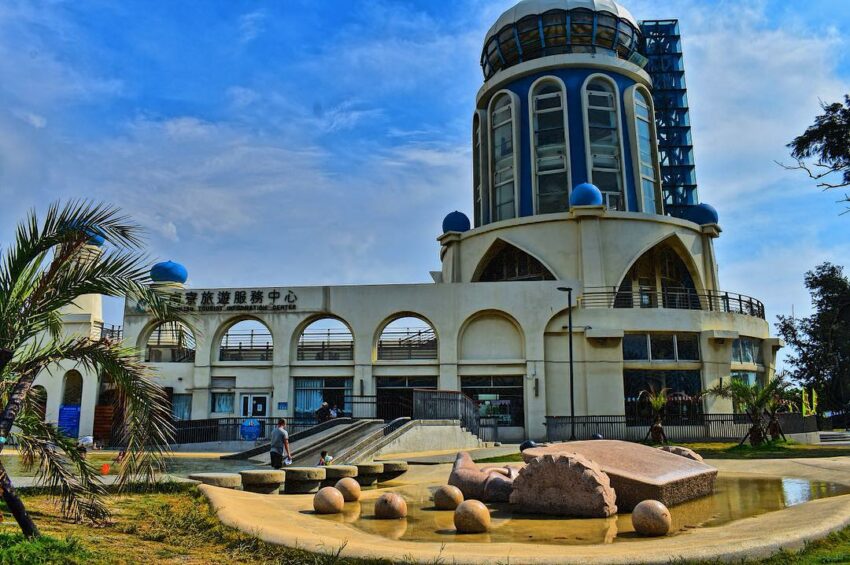 【南寮漁港一日遊】17公里海岸線、波光市集、魚鱗天梯、新竹漁港美食、新竹風箏節