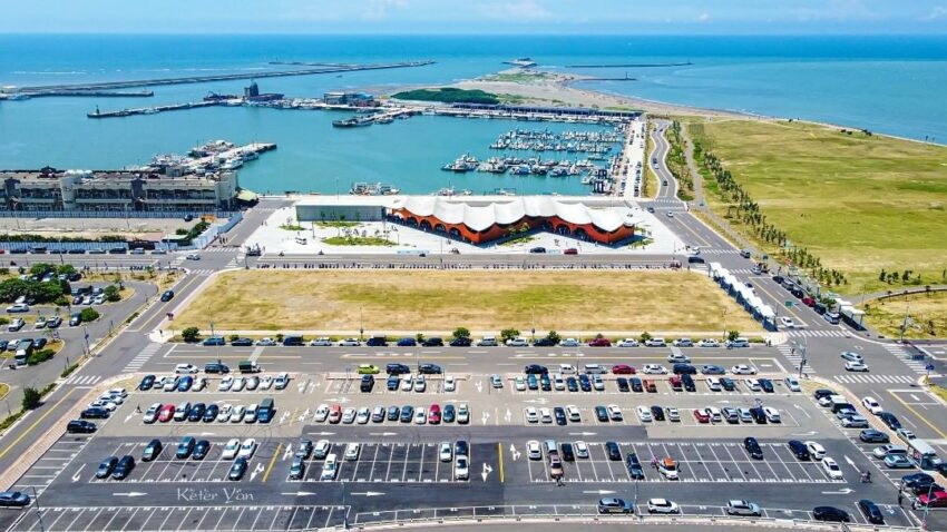 【南寮漁港一日遊】17公里海岸線、波光市集、魚鱗天梯、新竹漁港美食、新竹風箏節