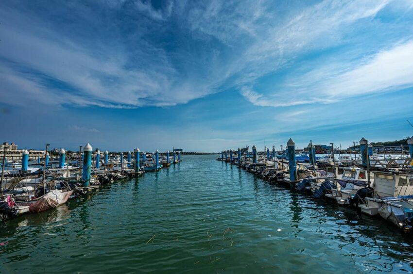 【南寮漁港一日遊】17公里海岸線、波光市集、魚鱗天梯、新竹漁港美食、新竹風箏節