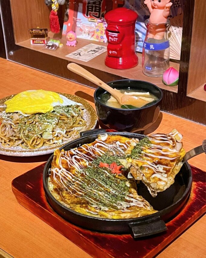水沐食堂有大阪燒、炒麵與其他日式小點。大阪燒吃起來粉感不會很重,裡面放入高麗菜丁、蛋、肉片、花枝片、蝦仁有滿滿的料,再淋上了特製大阪燒醬和美乃滋 羅東夜市美食 水沐食堂