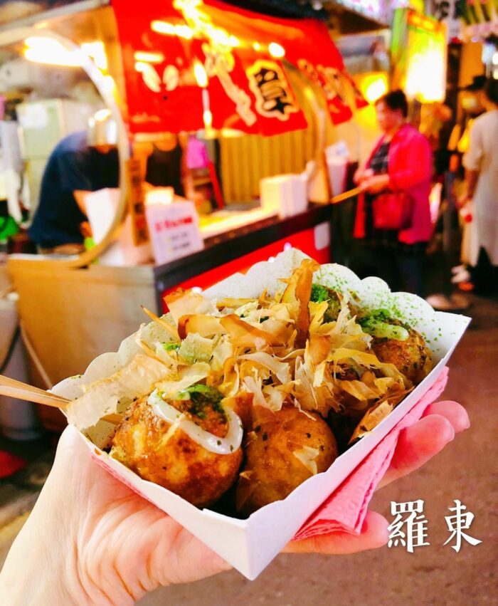 章魚小丸子外層吃起來酥酥脆脆,裡面也十分軟嫩,再搭配著非一般鹹甜的特殊微酸風味醬汁,如果喜歡芥末嗆辣的感覺,也可以要求要另外加芥末。 羅東夜市美食 羅東章魚小丸子