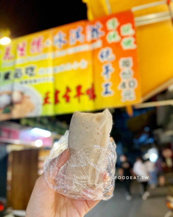 花生捲冰淇淋是傳統的點心,用潤餅皮包著現刨的花生麥芽糖粉末以及幾球的叭噗冰淇淋和香菜,包法和一般潤餅一樣,吃起來的口感非常好,是許多在地人離開家鄉會懷念的味道。如果不敢吃香菜的話也可以叫店家不要加,只是可能就會覺得少了一味。來到宜蘭就來吃吃看這項在地美食吧! 羅東夜市美食 羅東花生捲冰淇淋