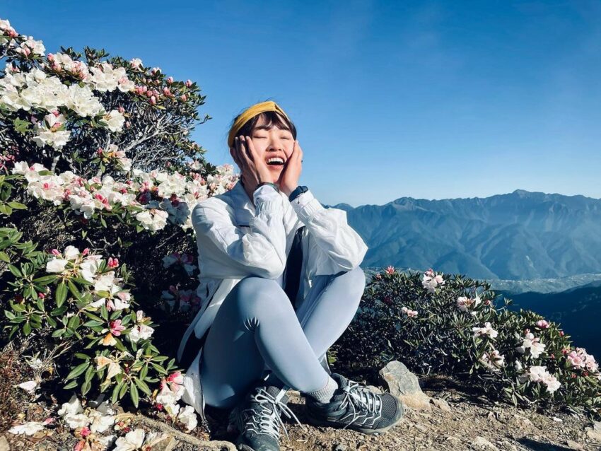 仁愛|合歡山,在無汙染的藍天白雲映照之下,花團錦簇顯得格外熱鬧;當濃厚的雲霧飄來,白中帶粉的杜鵑躲在霧中,帶有一點神祕感 仁愛|合歡山 南投賞花 杜鵑花