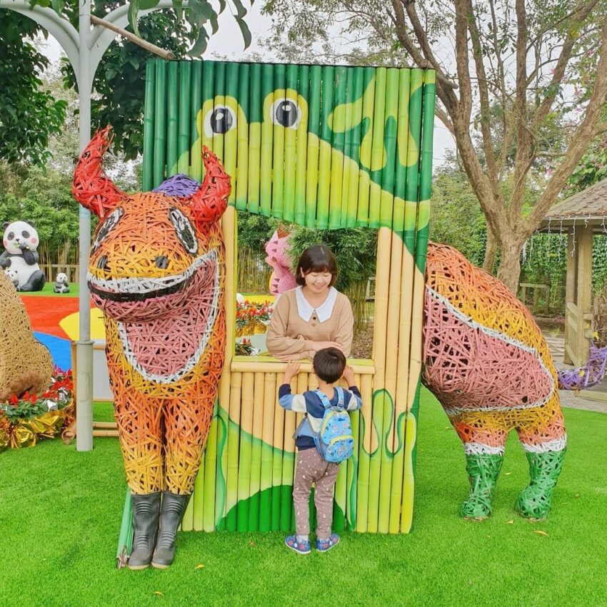 太極美地|竹山景點,竹音樂文化館裡則有許多竹製的古早味童玩,竹搖椅、竹彈珠台、竹製大陀螺、竹製高蹺等,非常適合帶著全家人一起來,老人家回味童年時光,小朋友更可藉此認識爸爸媽媽的生長過程,增近家人感情。 太極美地|竹山景點,竹音樂文化館裡則有許多竹製的古早味童玩,竹搖椅、竹彈珠台、竹製大陀螺、竹製高蹺等,非常適合帶著全家人一起來,老人家回味童年時光,小朋友更可藉此認識爸爸媽媽的生長過程,增近家人感情。