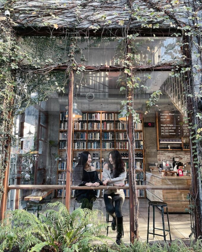 員林景點推薦|探索14處超好拍員林秘境,蜀葵花海、桐花步道、夢幻夜景、純白教堂 員林 員林景點 右舍咖啡