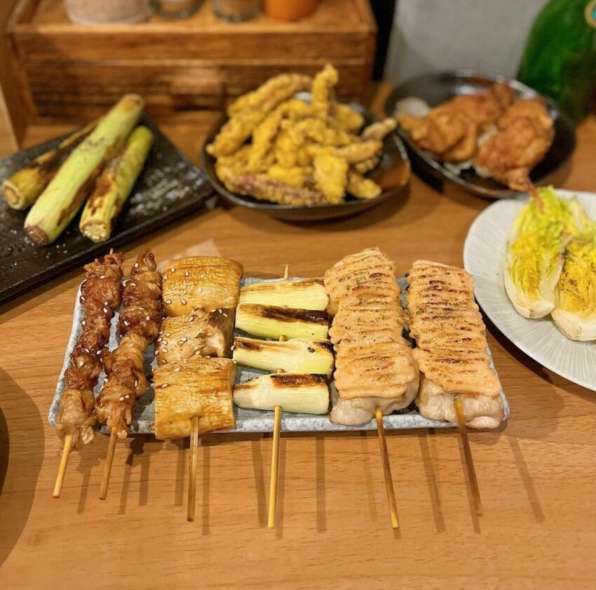 【士林夜市美食】精選TOP20士林夜市必吃，碳烤雞排/十全排骨/麻辣涼麵/蚵仔煎推薦