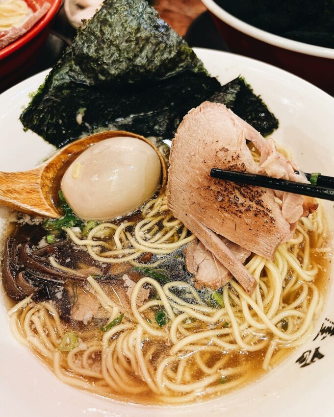 【士林夜市美食】精選TOP20士林夜市必吃，碳烤雞排/十全排骨/麻辣涼麵/蚵仔煎推薦