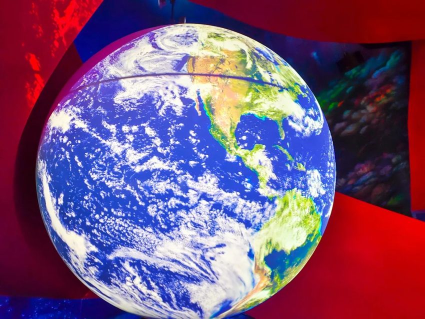 【基隆潮境智能海洋館】遊玩攻略推薦！超大水族缸合照魟魚、水母，門票優惠&交通一日遊