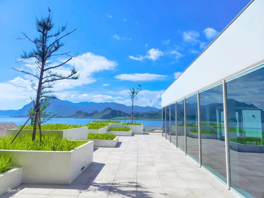 【基隆潮境智能海洋館】遊玩攻略推薦！超大水族缸合照魟魚、水母，門票優惠&交通一日遊