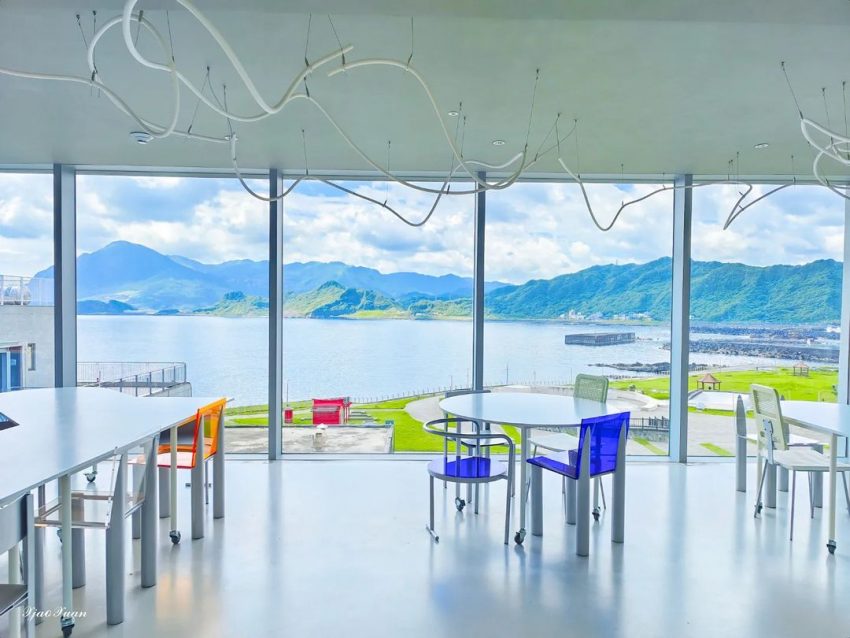 【基隆潮境智能海洋館】遊玩攻略推薦！超大水族缸合照魟魚、水母，門票優惠&交通一日遊